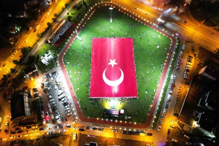 Dünyanın en büyük Türk bayrağı Kayseri’de açıldı
