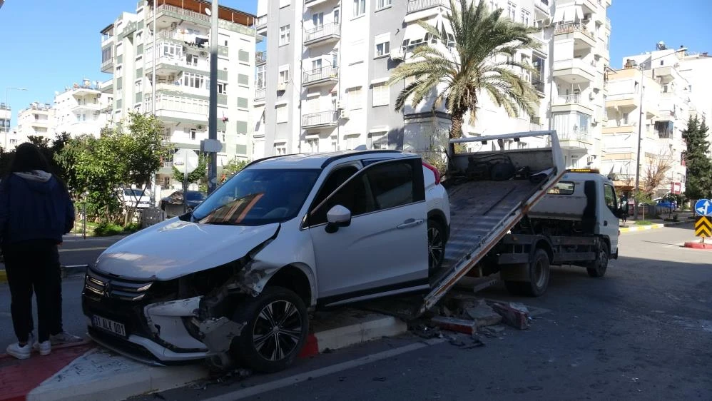 ‘Dur’ Tabelasını Görmezden Gelen Cip Kaza Yaptı