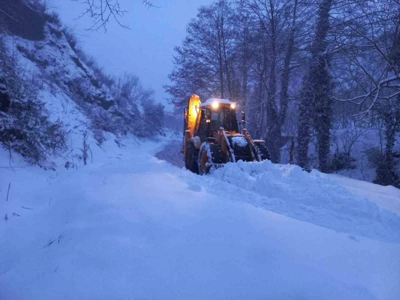 Düzce’de kardan kapanan 10 köy yolu ulaşıma açıldı
