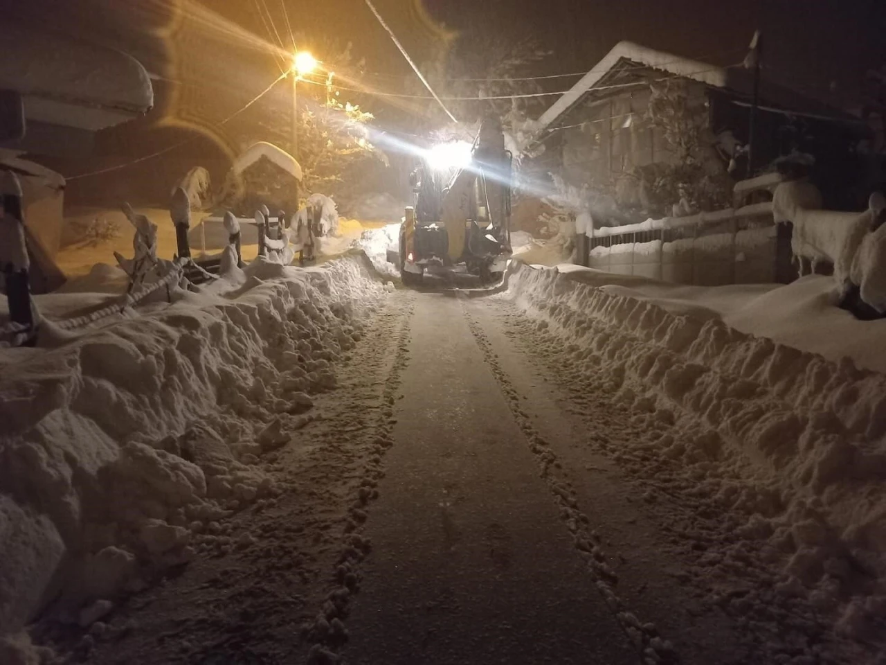 Düzce’de kardan kapanan yollar açılıyor
