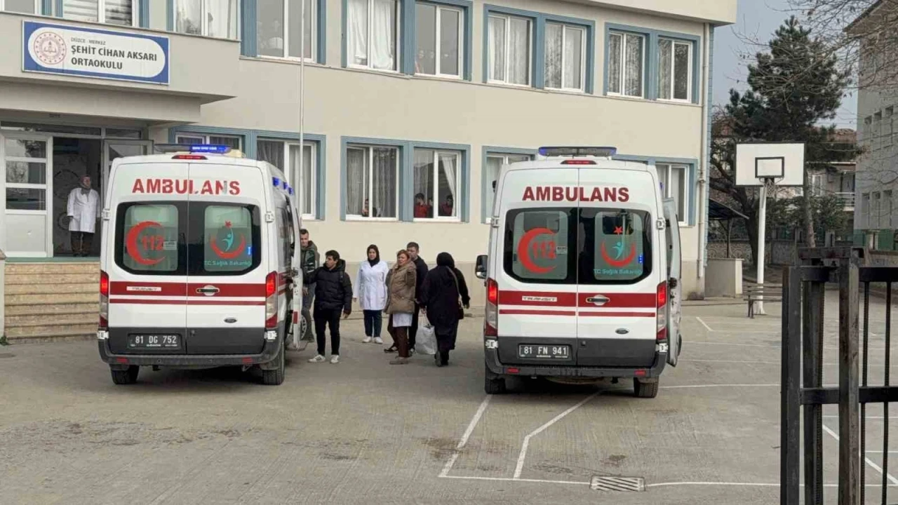 Düzce’de karın ağrısı şikayetiyle 5 öğrenci hastaneye kaldırıldı
