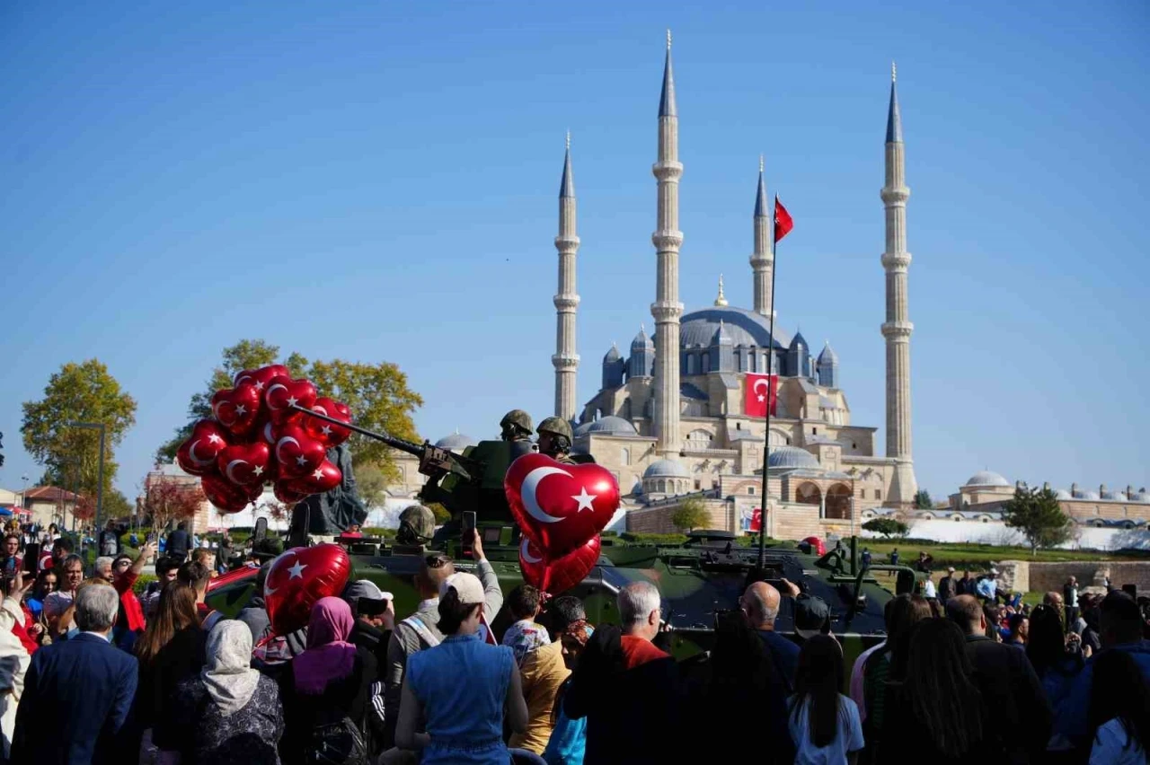 Edirne’de 101. yıl coşkusu kalabalık cadde ve sokaklara taştı
