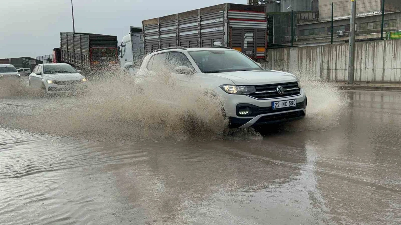 Edirne’de cadde ve sokaklar göle döndü
