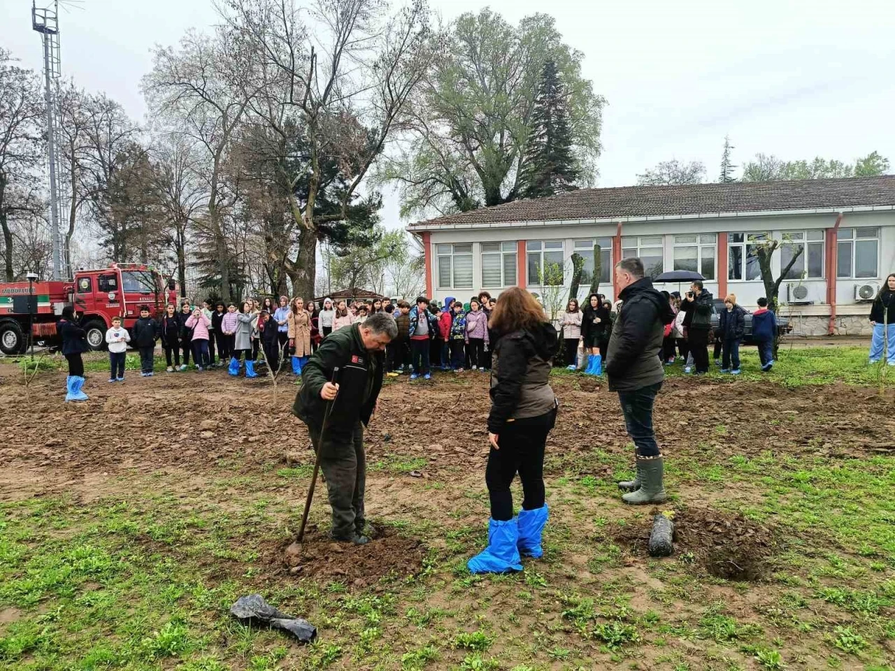 Edirne’de öğrencilere fidan dikme eğitimi verildi
