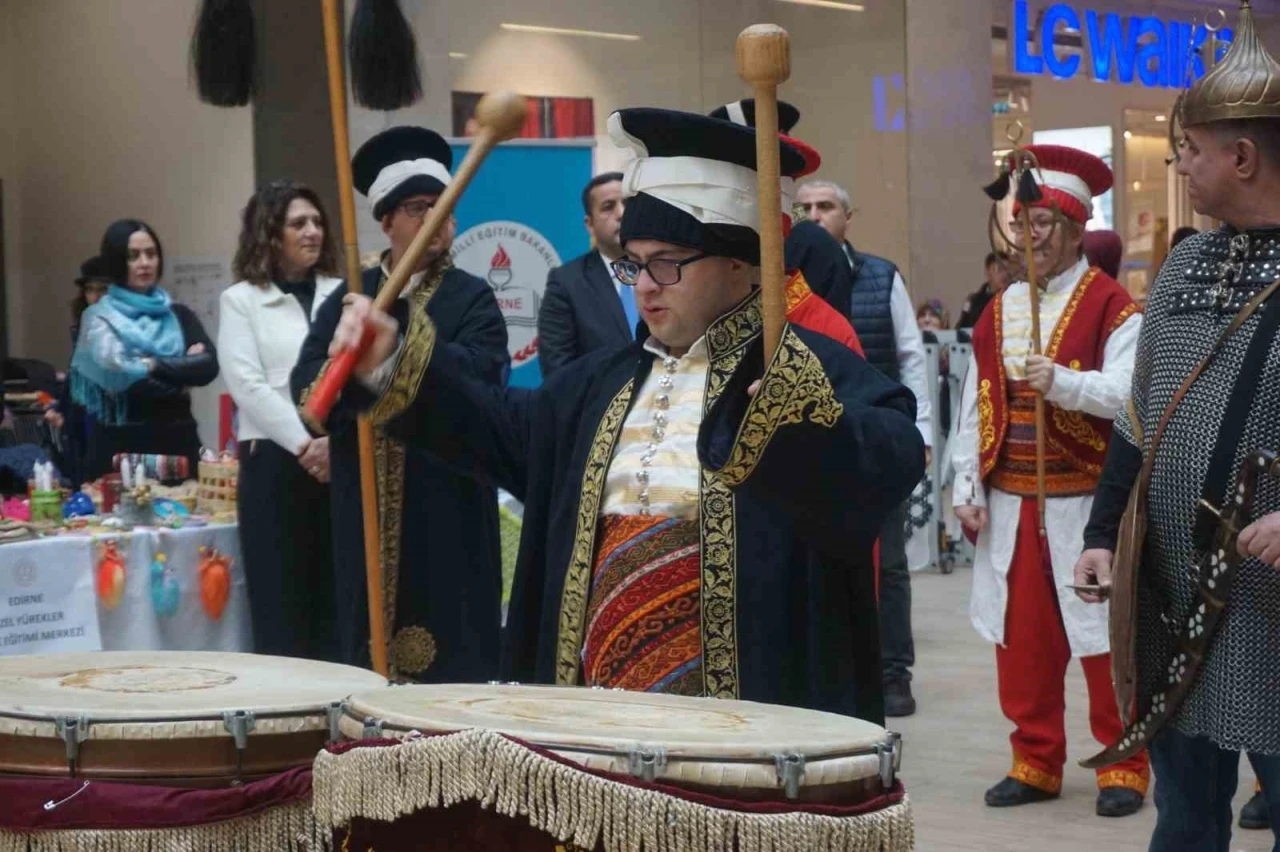 Edirne’de özel öğrencilerden mehteran gösterisi
