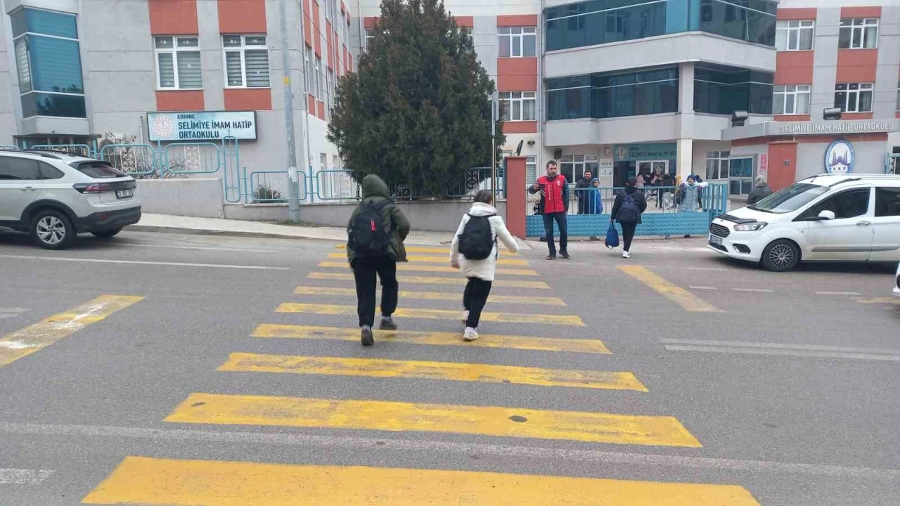 Edirne’de &quot;okul polisi&quot; öğrencilere güven verirken yayalara yol vermeyen araçları da tespit etti
