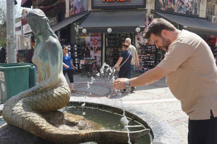 Edirne’de sıcak hava bunalttı, kimisi süs havuzlarına, kimisi çeşmelere koştu
