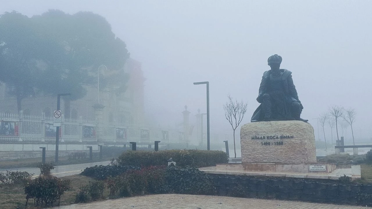 Edirne’de sis ulaşımı aksattı
