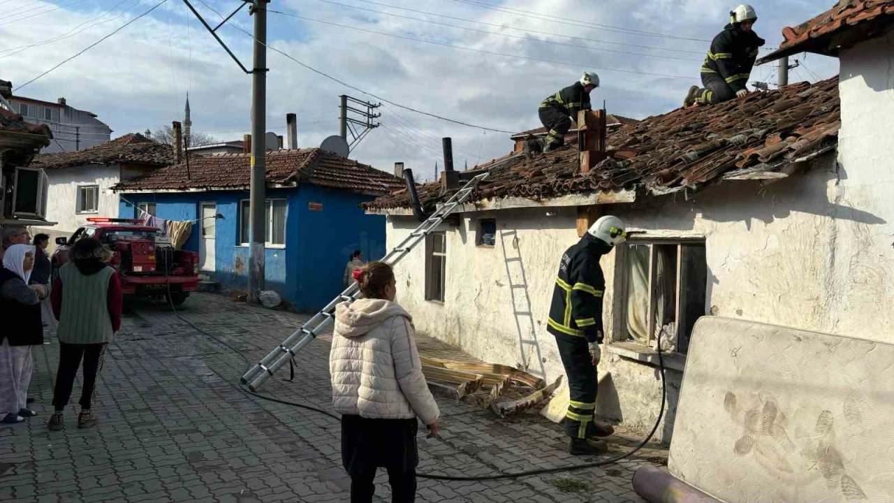 Edirne’de tek katlı evin bacasında yangın: 2 kişi dumandan etkilendi
