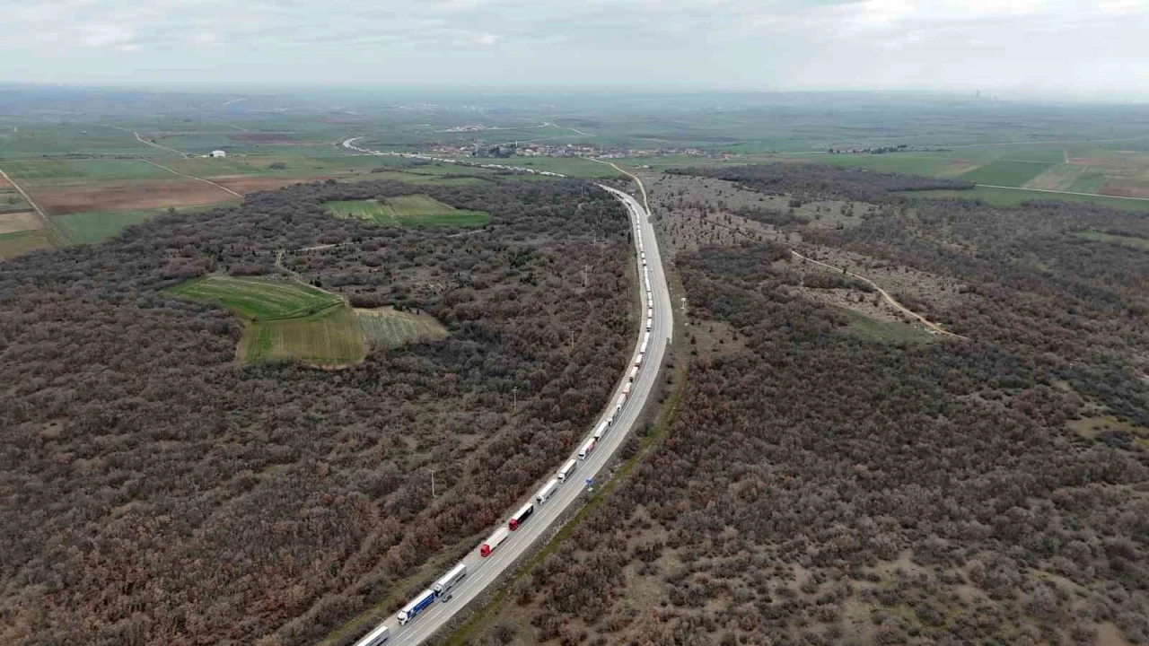 Edirne’de tır sürücüleri dondurucu soğukta kilometrelerce uzunluktaki sıralarda bekliyor
