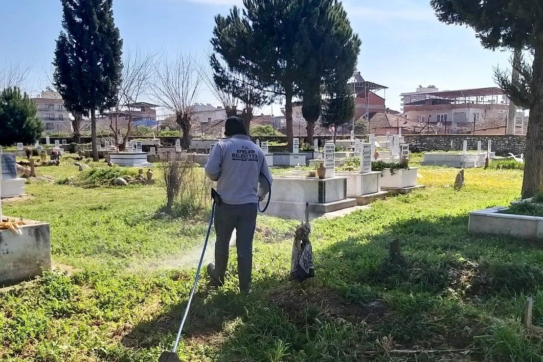 Efeler’in mezarlıklarında bayram hazırlıkları sürüyor
