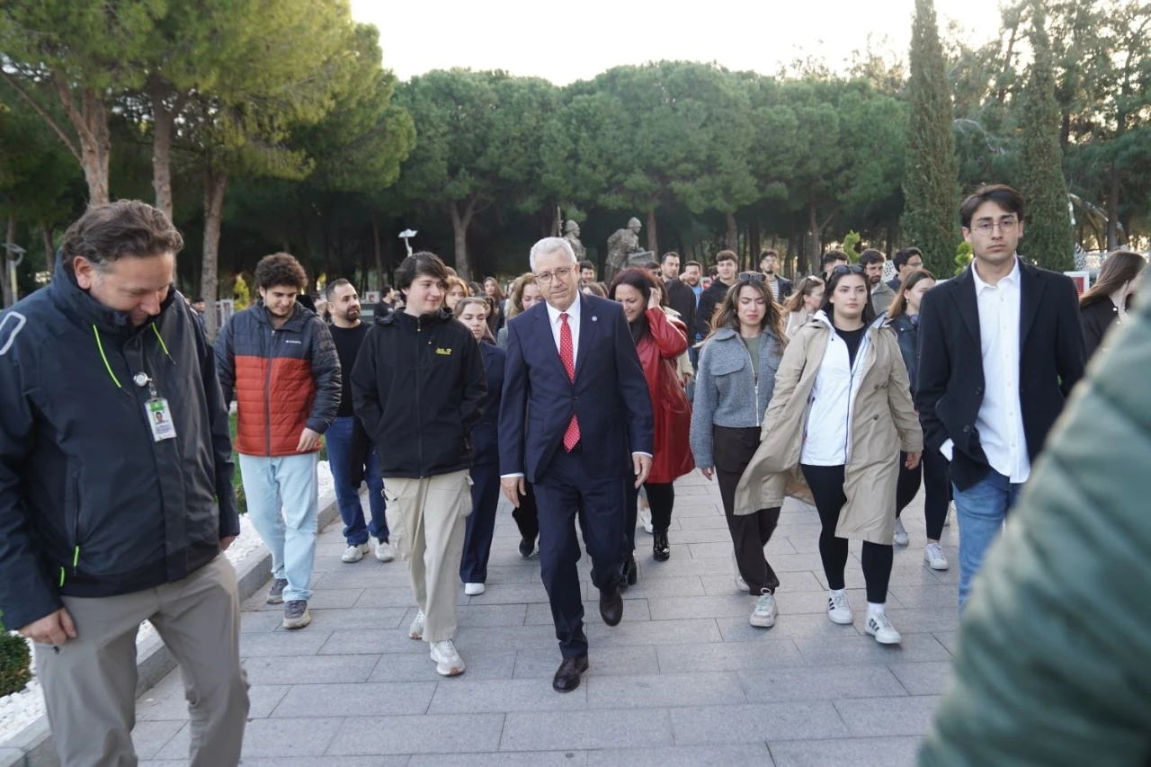 Ege Üniversitesi öğrencileri Çanakkale şehitlerinin huzuruna çıktı
