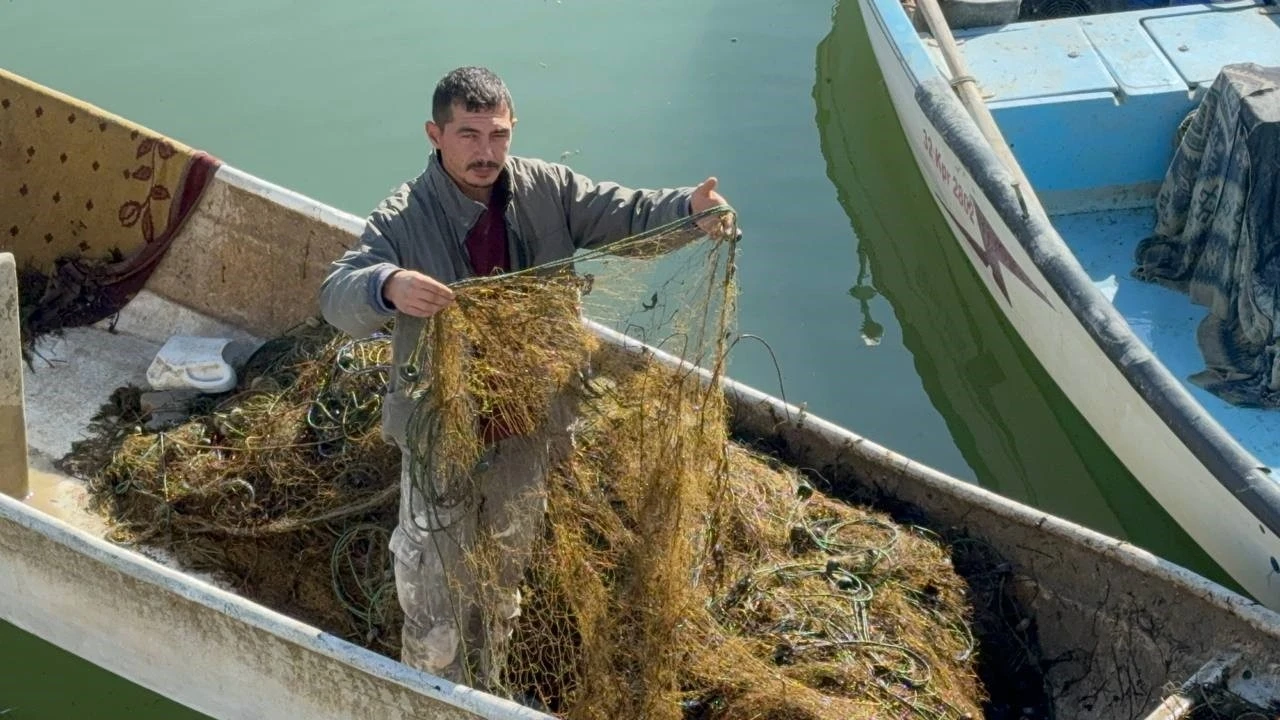 Eğirdir Gölü’nde sular çekildi, balıkçılar isyan etti: “Balık yerine yosun çekiyoruz&quot;
