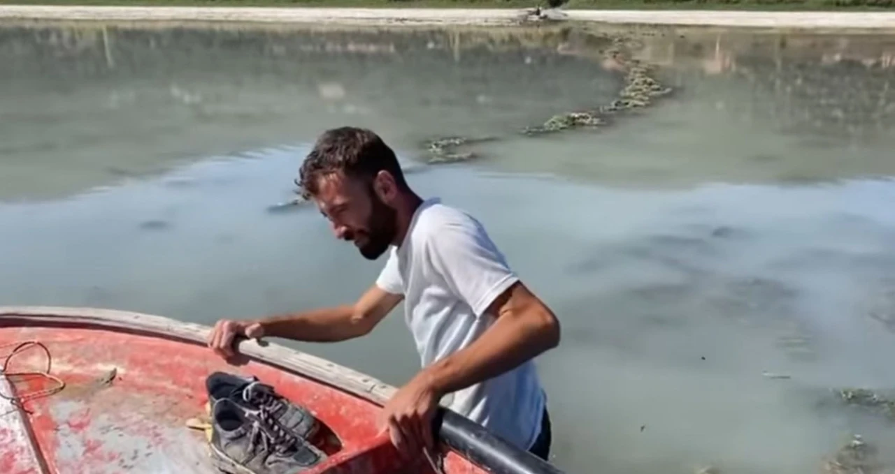 Eğirdir Gölü’ne motorlu kayıkla açılan 4 kişi gölün ortasında çamura saplandı
