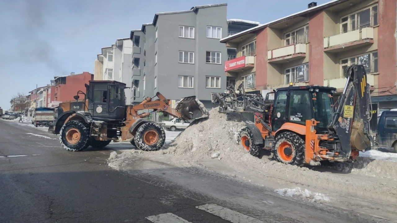 Ekipler tonlarca karı ilçe dışına taşıyor
