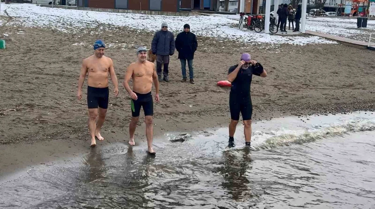 Eksi 3 derecede İznik Gölü’ne girdiler
