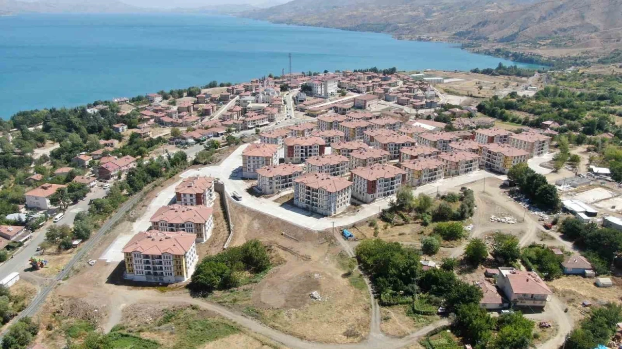 Elazığ’da 302 hak sahibi evlerine kavuştu
