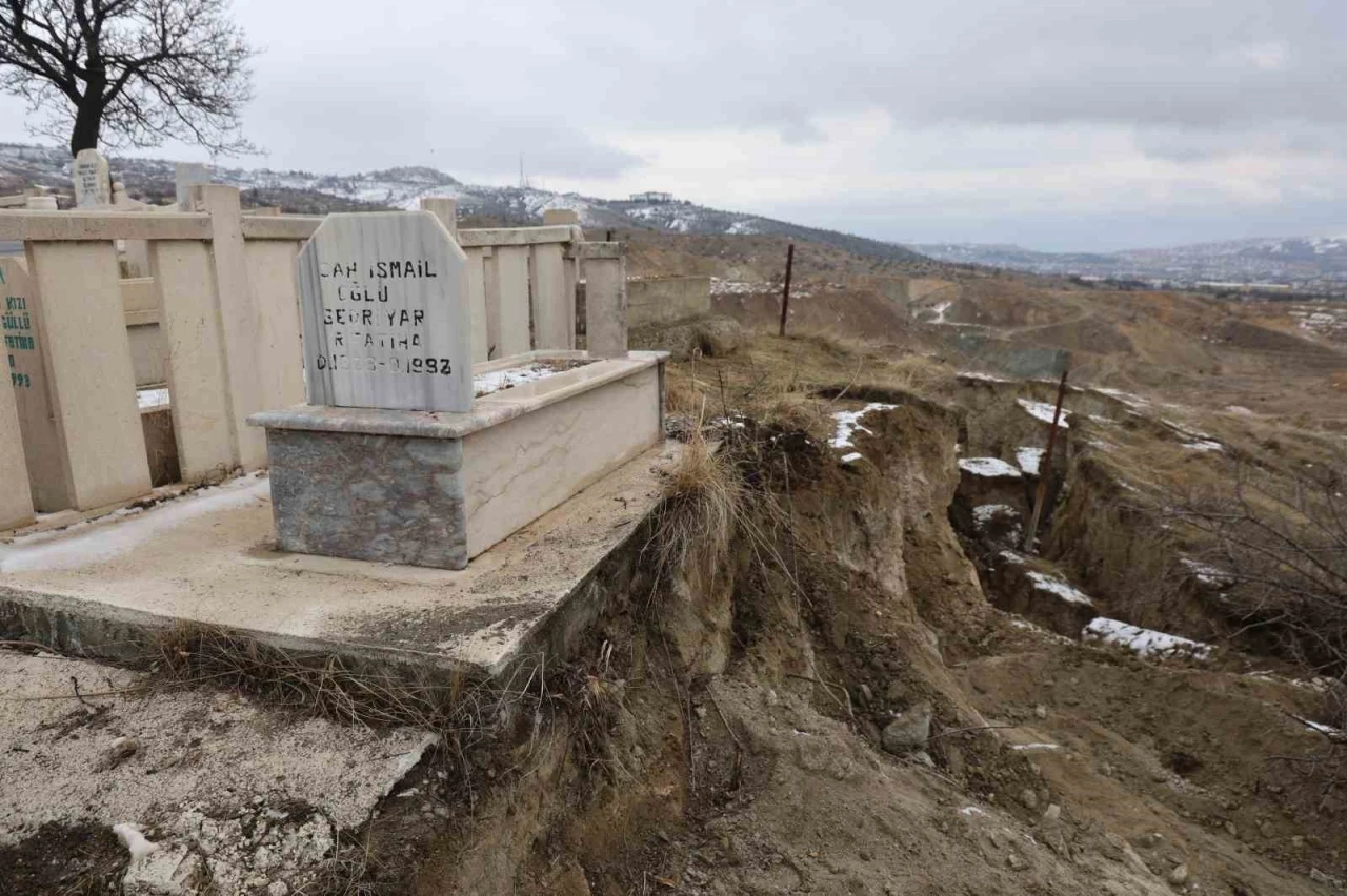 Elazığ’da 35 kabrin bulunduğu mezarlıkta heyelan
