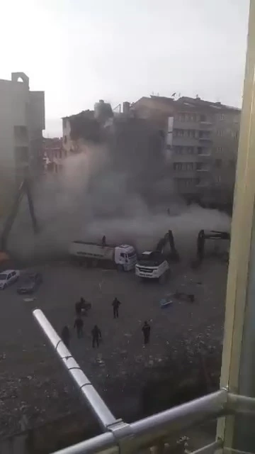 Elazığ’da ağır hasarlı bina tek dokunuşla yerle bir oldu
