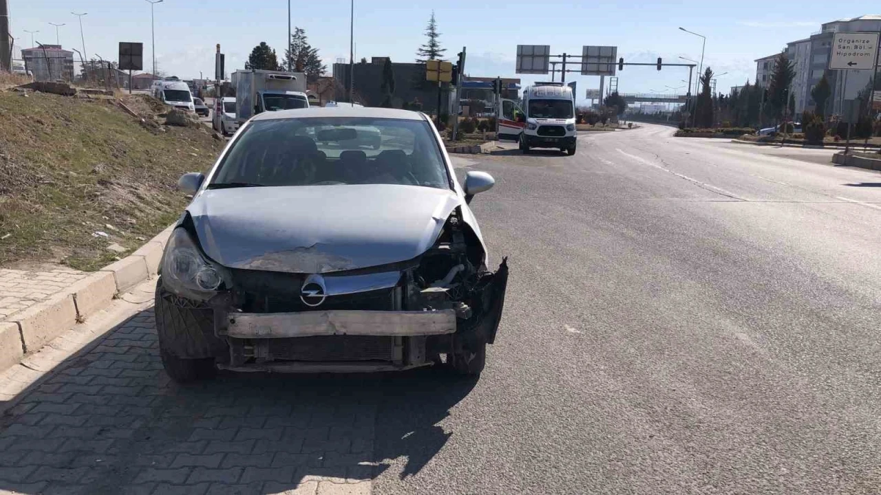 Elazığ’da ambulans ile otomobil çarpıştı: 2 yaralı
