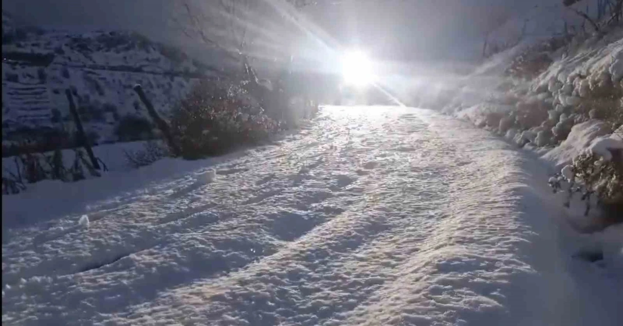 Elazığ’da aracı ile karda mahsur kalan vatandaş kurtarıldı
