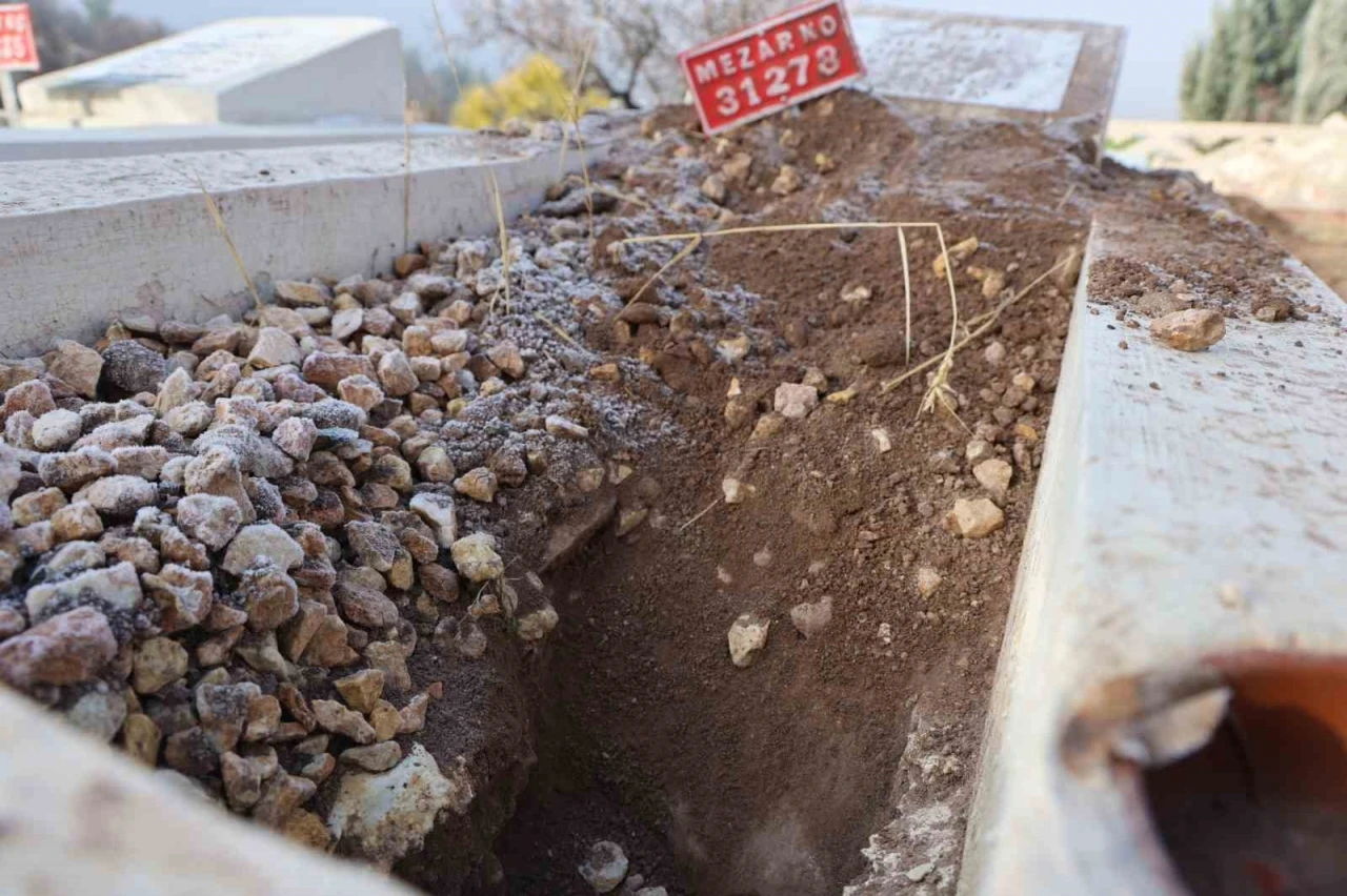 Elazığ’da bir mezarlık tahrip edildi, duyarlı vatandaş kabri eski haline getirdi
