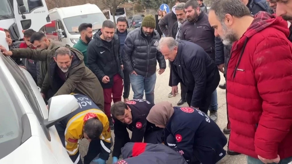 Elazığ’da feci kaza: Motokurye otomobilin altına girdi
