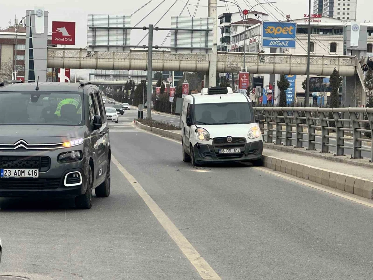 Elazığ’da hafif ticari araçlar çarpıştı
