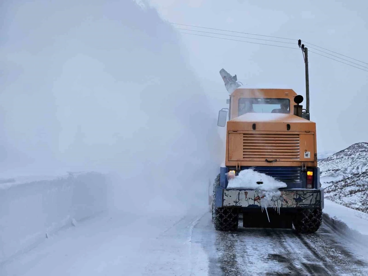 Elazığ’da kapalı  30 köy yolunun açılması için çalışmalar sürüyor
