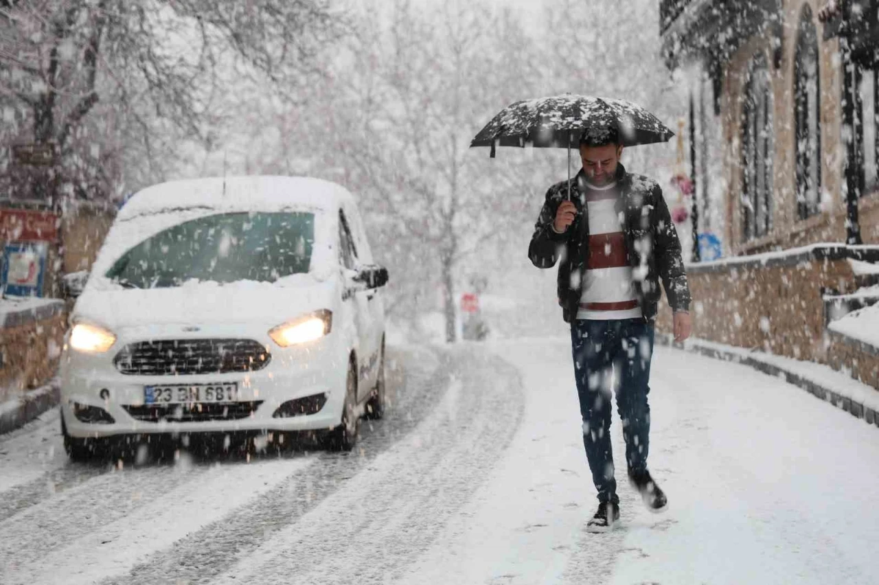 Elazığ’da kar yağışı başladı, kent beyaza büründü
