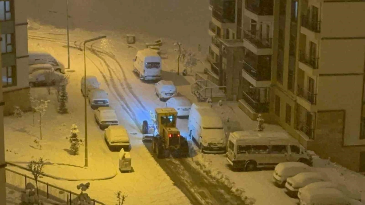 Elazığ’da kar yağışıyla birlikte ekipler çalışmalara başladı
