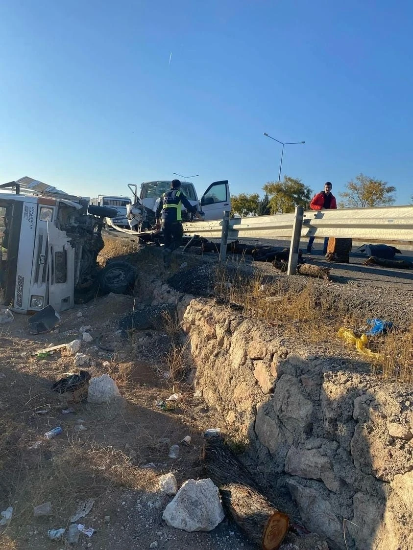 Elazığ’da minibüs ile kamyonet çarpıştı: 2 yaralı
