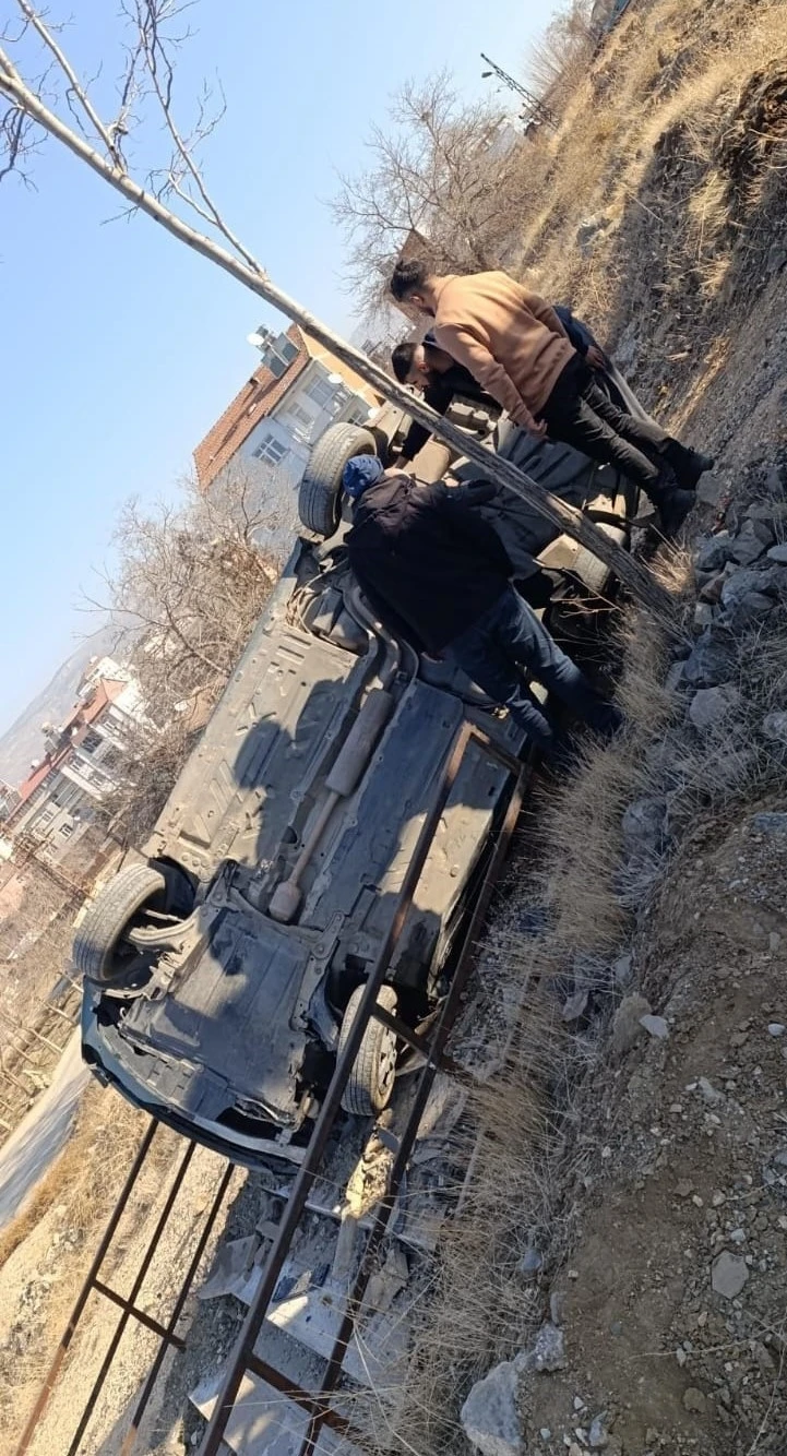 Elazığ’da otomobil devrildi
