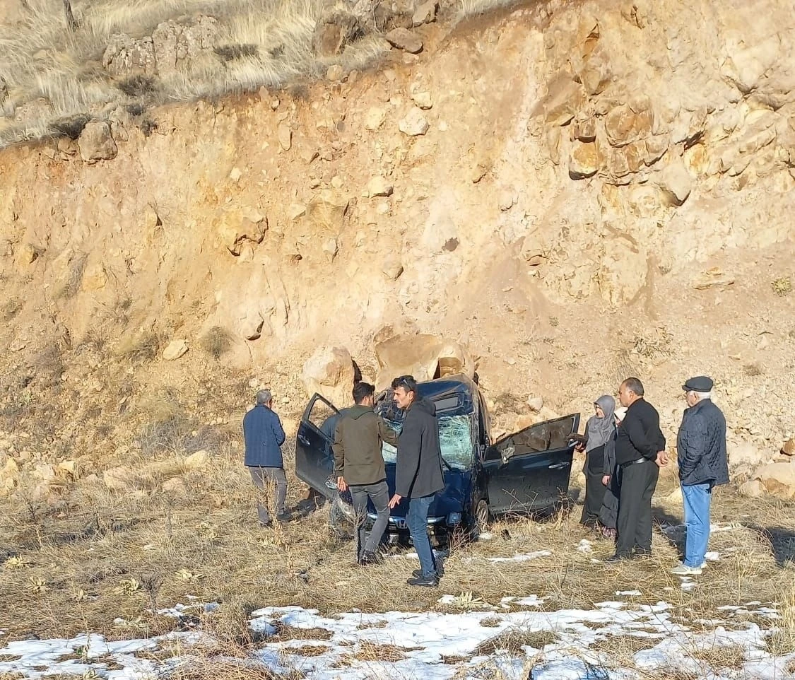 Elazığ’da otomobil takla attı: 1’i ağır 2 yaralı
