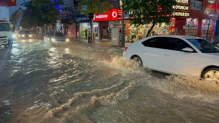 Elazığ’da sağanak etkili oldu, yollar göle döndü
