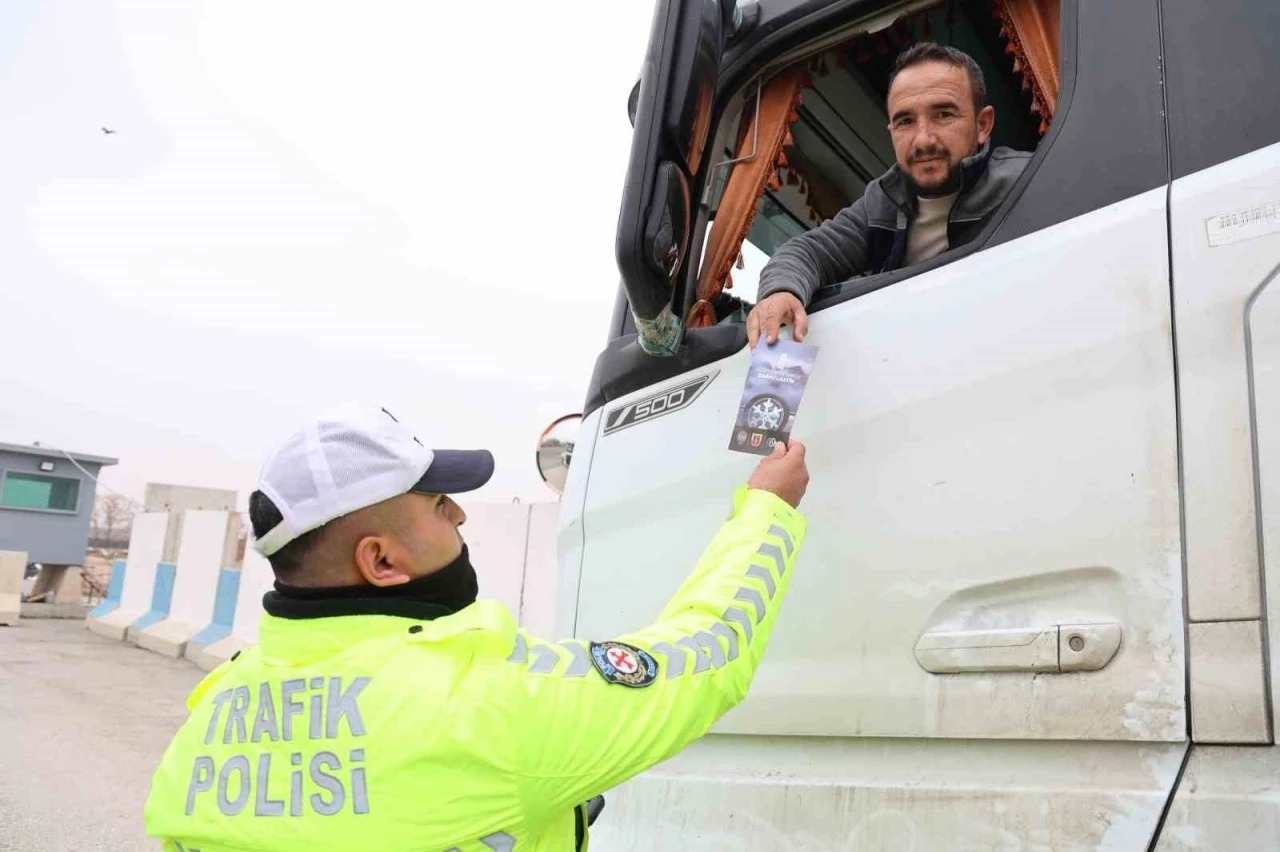 Elazığ’da trafik ekiplerinden kış lastiği denetimi
