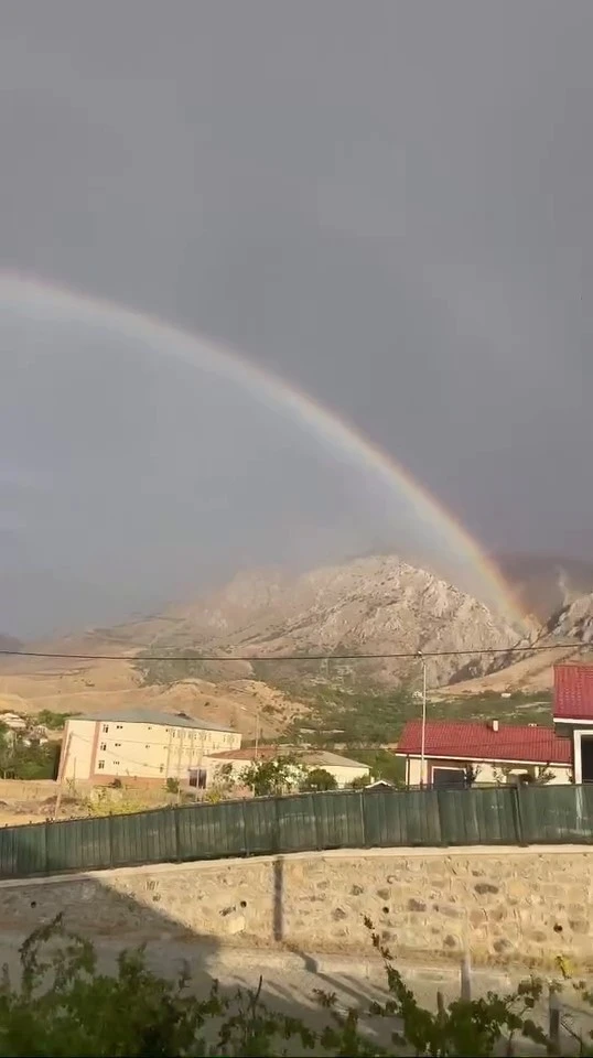 Elazığ’da yağmur sonrası ortaya çıkan gökkuşağı görenleri hayran bıraktı
