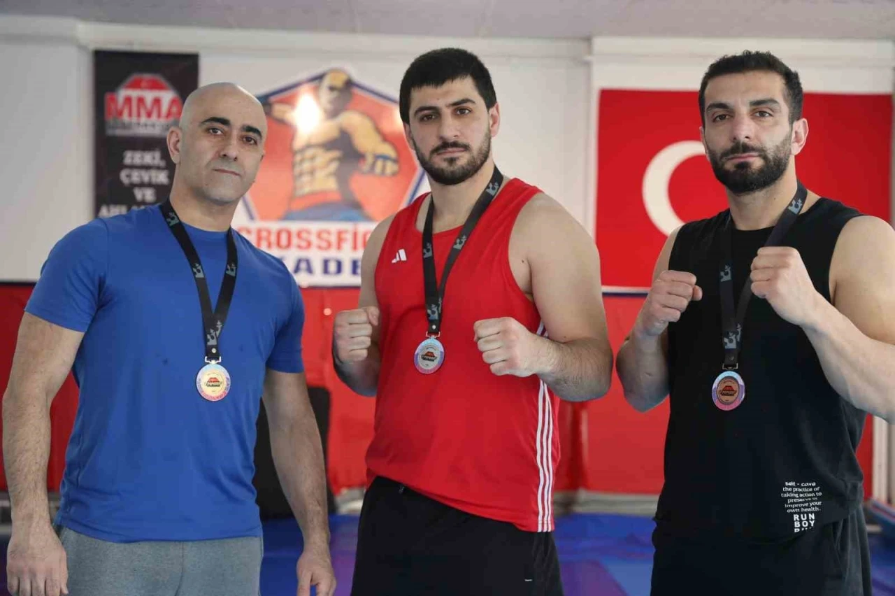 Elazığlı sporcular Türkiye MMA Şampiyonasında madalyaları topladı
