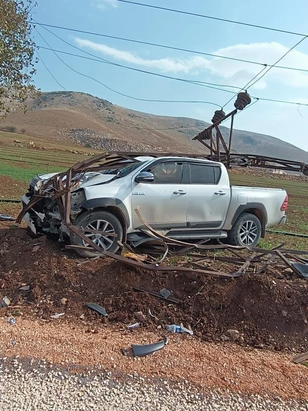 Elektrik direğine çarpan pikabın sürücüsü yaralandı
