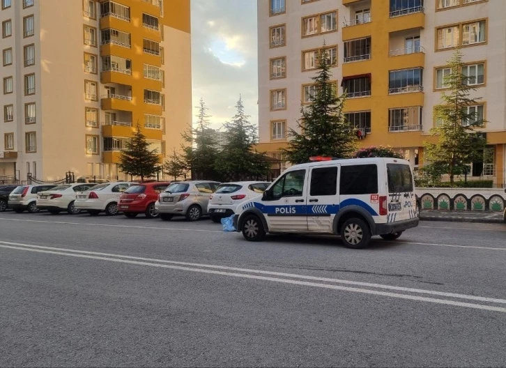 Elindeki kurusıkı tabanca ateş alınca yaralandı
