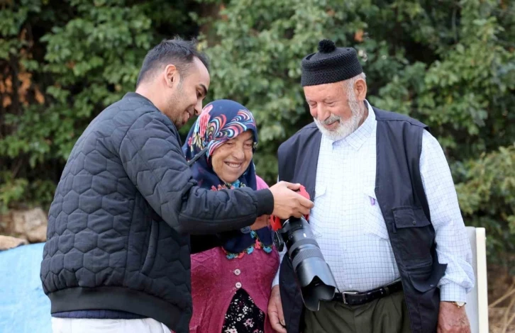 Elini hanımının omzuna koymak için izin istedi, görüntüyü milyonlarca kişi izledi
