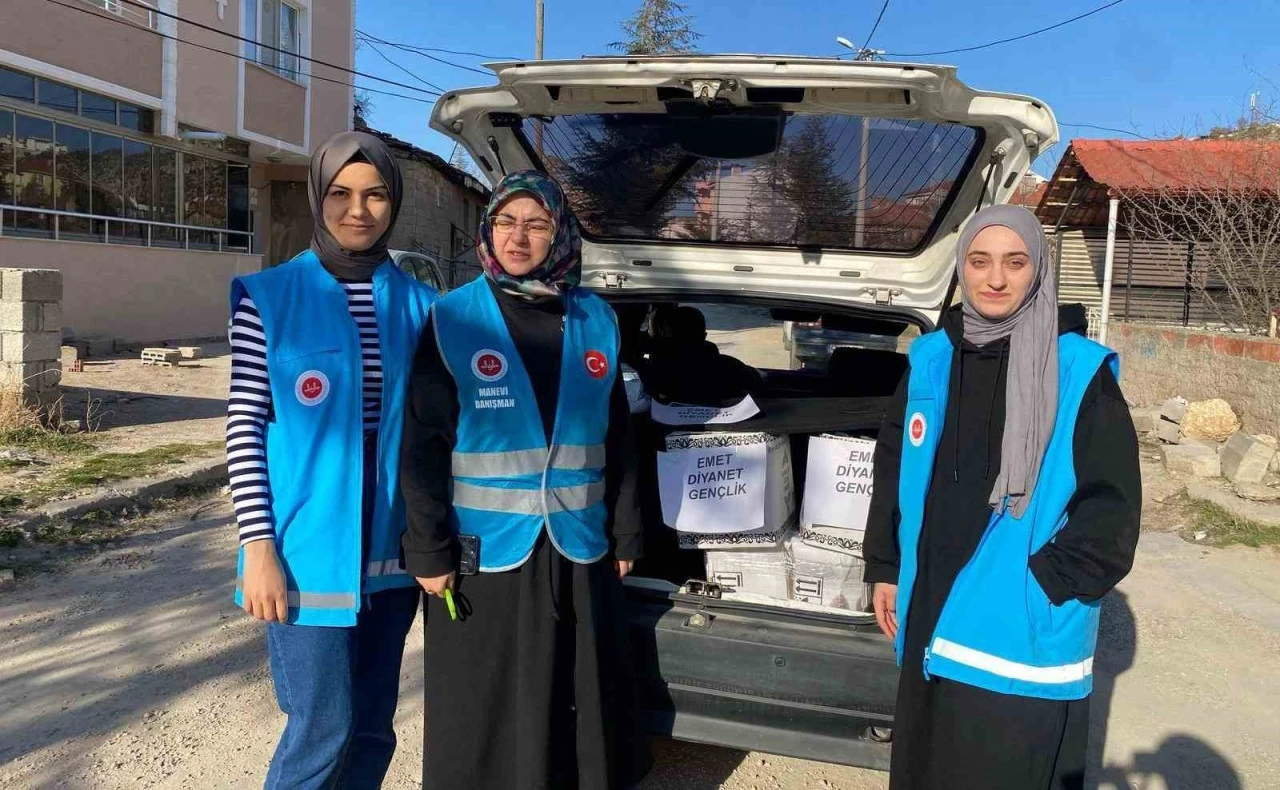 Emet Diyanet Gençlik’ten ihtiyaç sahibi 30 aileye gıda kolisi
