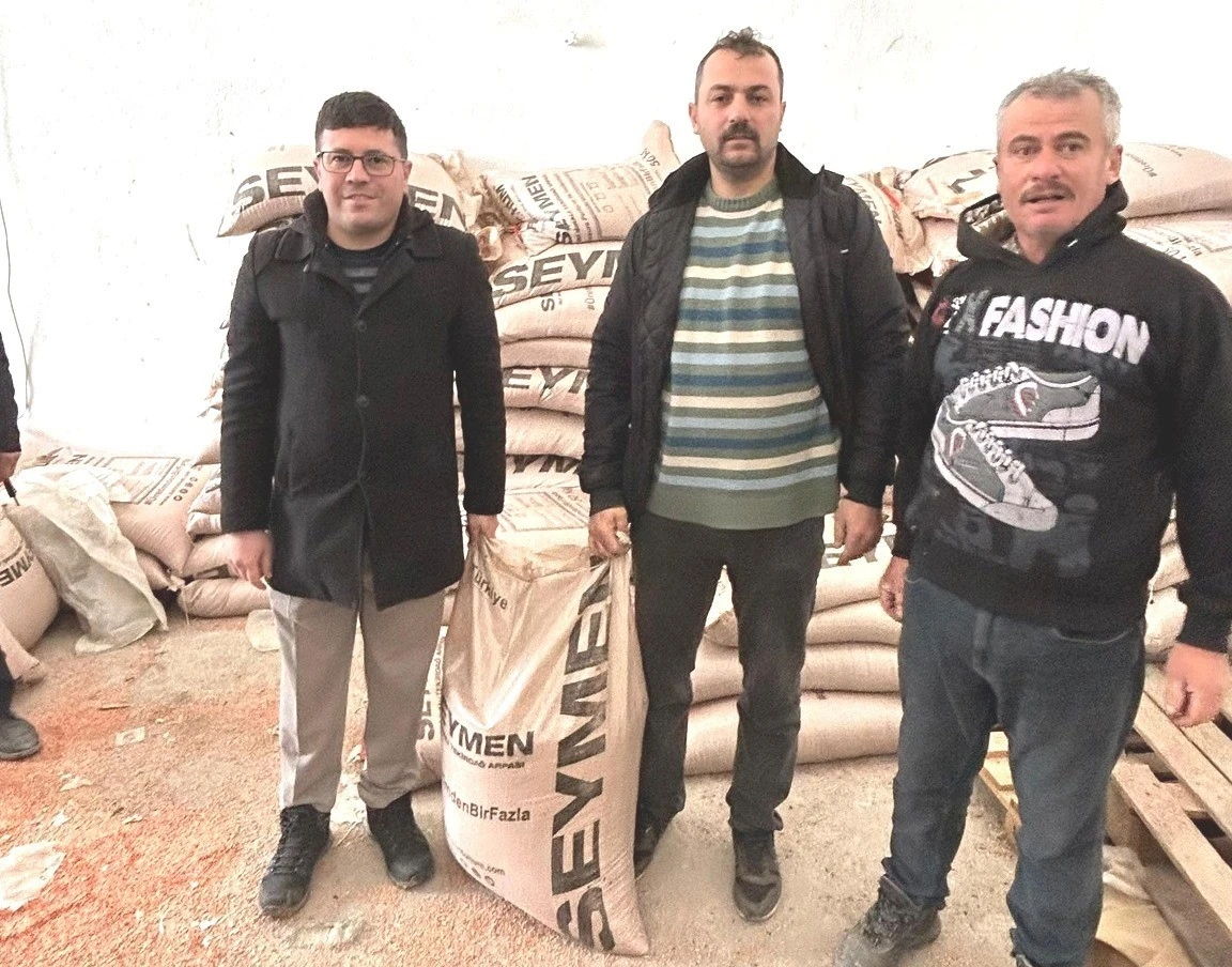 Emet’te doğal afetlerde zarar gören çiftçilere 15 ton arpa tohumu desteği
