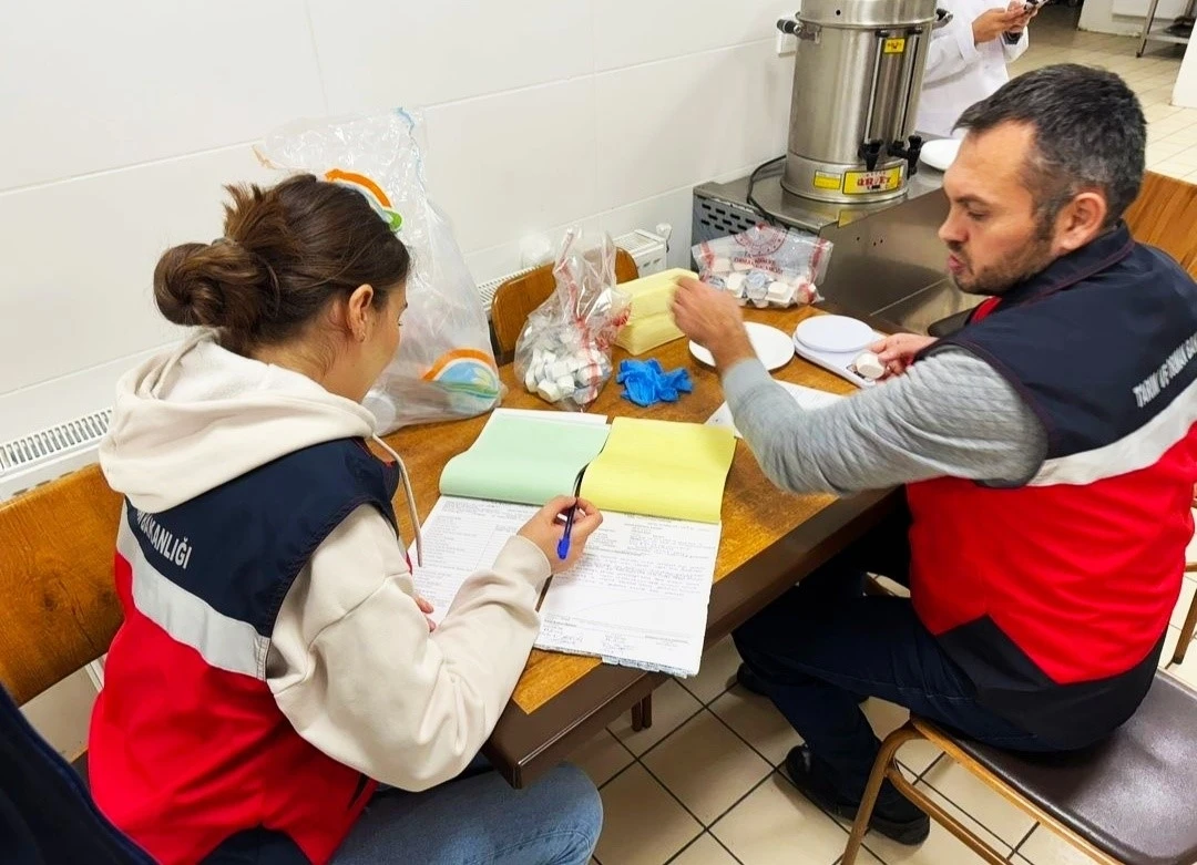 Emet’te KYK yurdu ve hastanede tüketilen peynirlerden analiz için numune alındı
