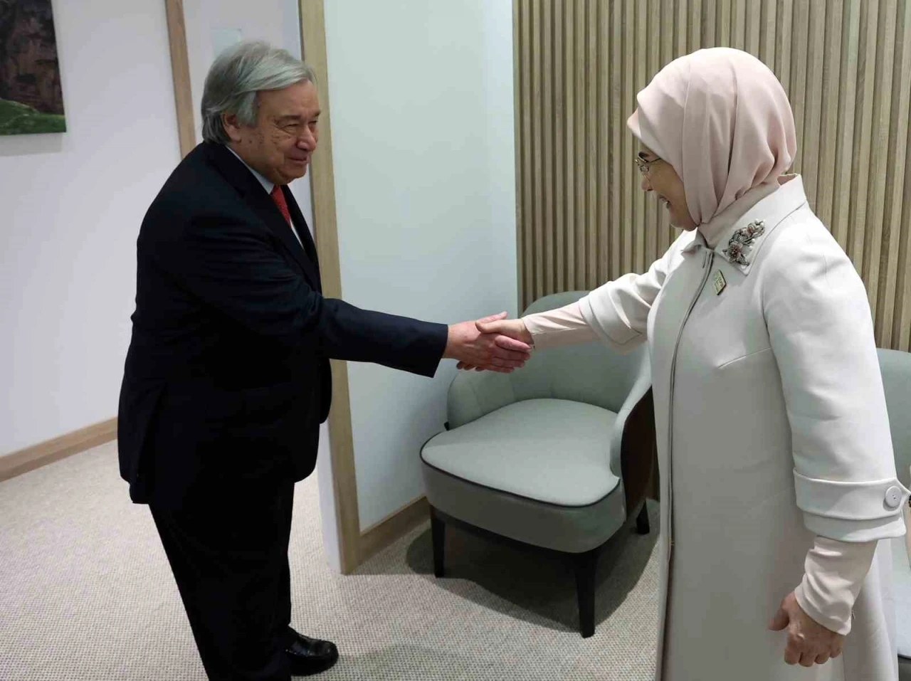 Emine Erdoğan, COP29’da BM Genel Sekreteri Guterres ile görüştü
