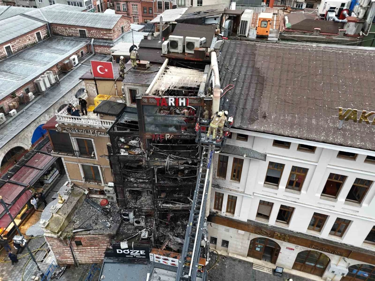 Eminönü’nde 5 katlı restoran alevlere teslim oldu
