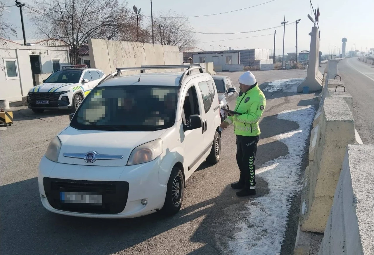 Emniyetten uygulama noktasındaki araçlara ceza yağdı
