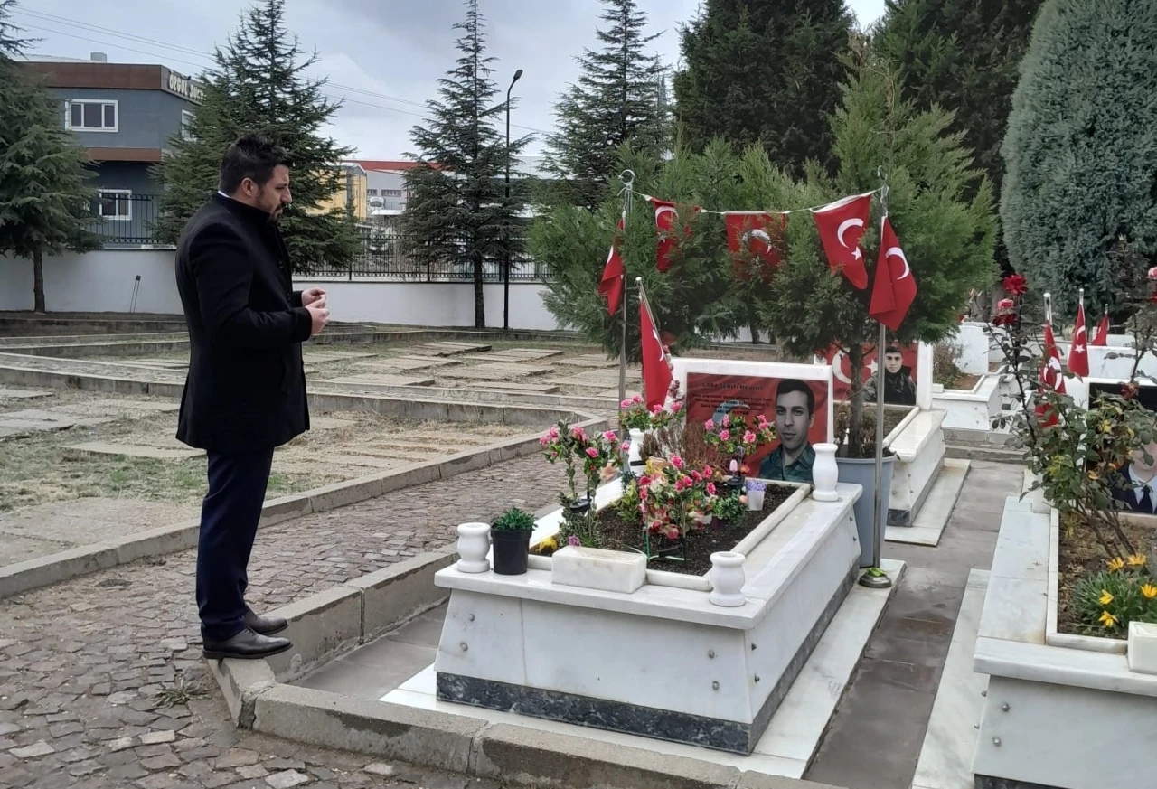 EMŞAV İl Başkanı, şehit aileleriyle birlikte şehitlikleri ziyaret etti
