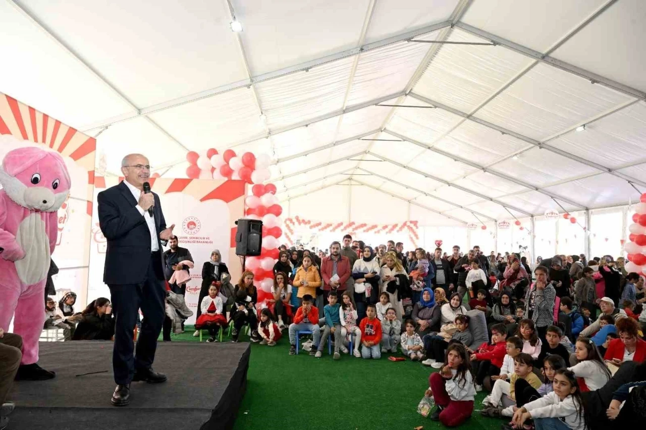 Er, Çocukların neşesine ortak oldu
