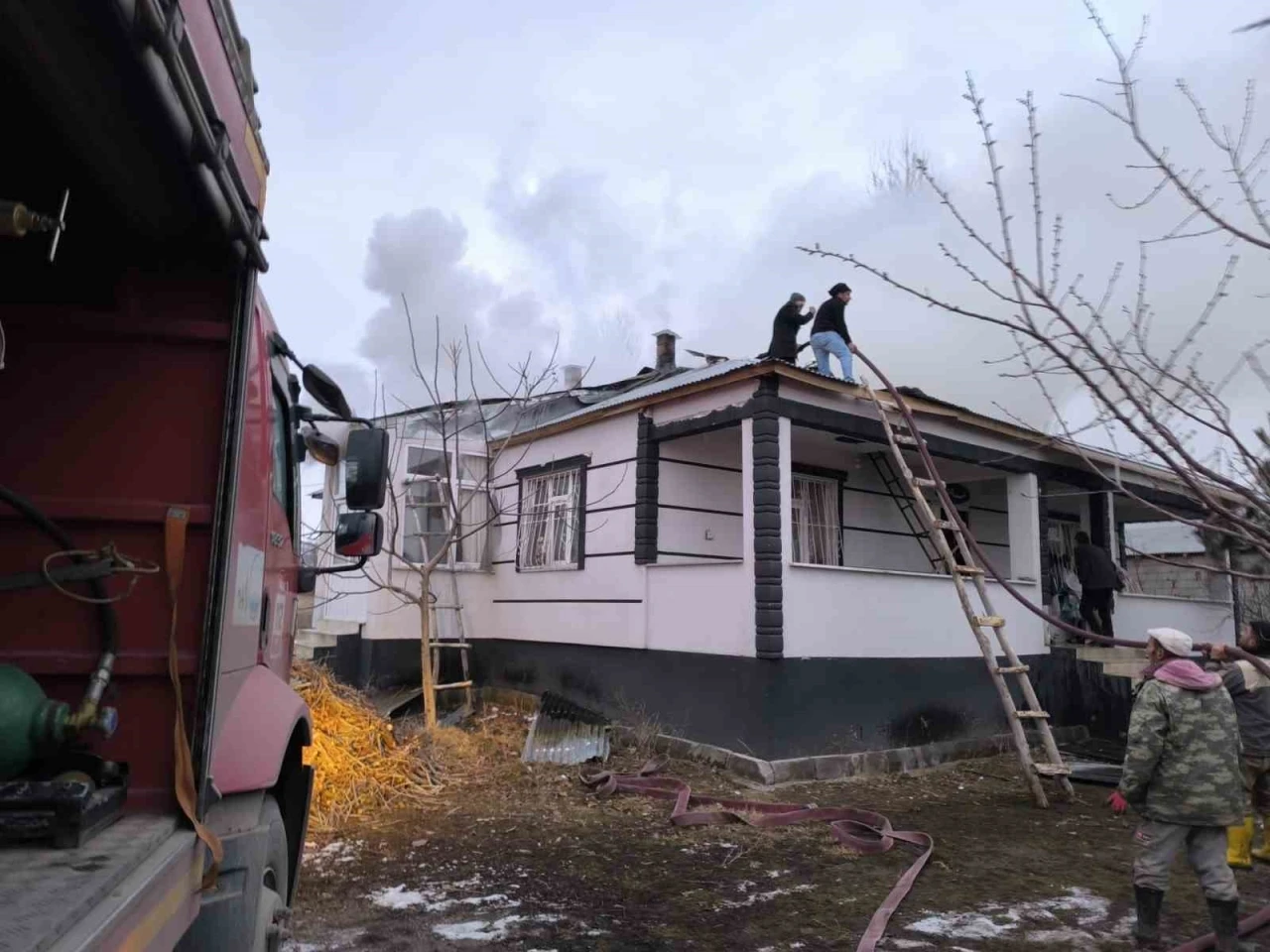 Erciş’te çatı ve kazan dairesi yangını
